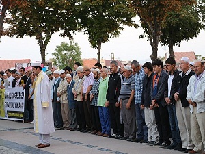 Hacı Bayram'da bin kişi gıyabi cenaze namazı kıldı