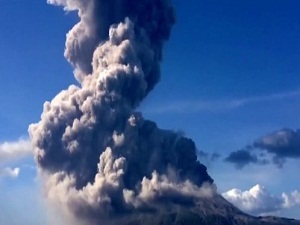 Volkan 5 kilometre yüksekliğe püskürdü