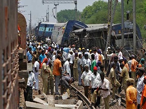 Hindistan’da tren insanları ezdi