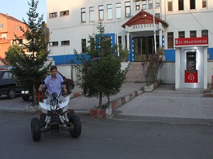 Başkanın makam aracına haciz gelince...