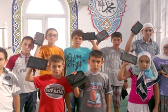 Kur’an öğrenen çocuklara tablet