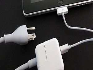 iPad şarjı elinde patladı