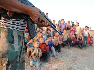 Kalem tutacak eller silah tutuyor