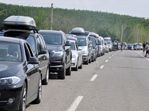 Gümrük kapılarında kilometrelerce gurbetçi kuyruğu oluştu