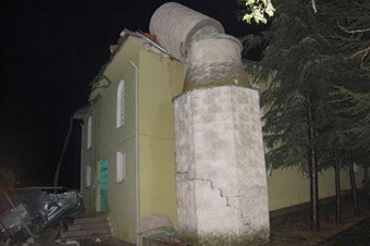 Şiddetli fırtına minareyi devirdi