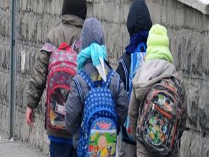 Ağır okul çantası omurga eğriliğine yol açıyor