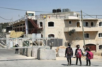 Evi ile arasına İsrail engelleri girdi