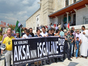 Fatih Camii avlusunda 'Mescid-i Aksa' eylemi