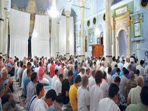 Darbeciler minberdeki imamı bile tutukladılar