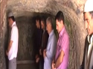 Bin yıllık mescitte namaz kılıyorlar