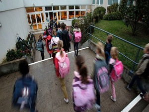 Fransa'da okullara laiklik şartı asılacak