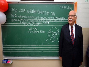 Bakan Avcı, kendi karikatürünü çizdi