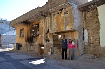 Suriyeli aile, bebekleriyle duvarı olmayan tek göz odada yaşıyor