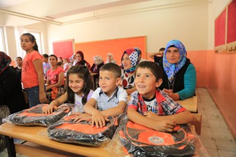 Talas Belediyesi okula yeni başlayan minikleri çanta ile sevindirdi