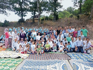 119 torun, dedelerinin elini öpmek için sıraya girdi