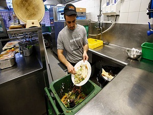 Avrupa'da yılda 22 milyon ton yiyecek çöpe atılıyor