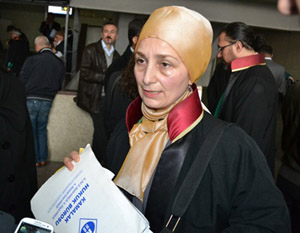 Başörtü karşıtı hakim suç işliyor