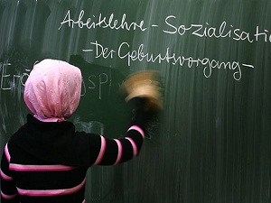 Almanya'dan Müslüman kız çocuklarına tuhaf zorunluluk