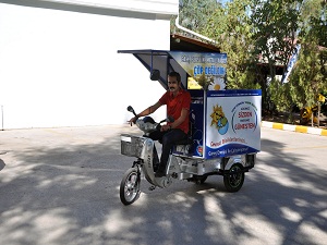 Çevre atıkları güneş enerjisiyle çalışan bisikletlerle toplanıyor