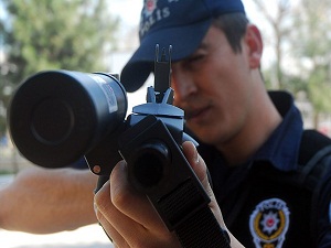 Polis saldırganı elektroşokla etkisiz hale getirecek