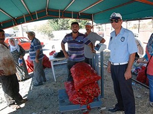 Zabıta ekipleri pazar yerine kantar kurdu