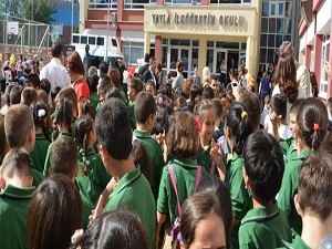 Öğrencilere güneş altında 2 saatlik eziyet