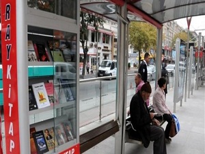 Tramvay duraklarına kitaplık