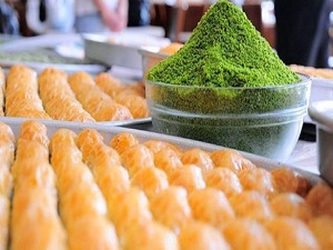 Dara düşen baklavacı fındığa sarıldı