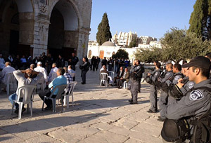 İsrail polisi Mescid-i Aksa'nın avlusuna baskın düzenledi