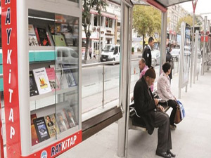 Duraklarda askıda kitap uygulaması
