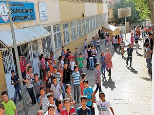 Diyarbakır'da boykota uyulmayınca Milli Eğitim'in araçlarını yaktılar