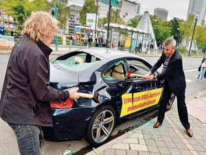 Servise kızdı, 120 bin Euro’luk BMW’yi parçaladı