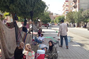 Açık alanda yaşam mücadelesi veren Suriyeliler zorda