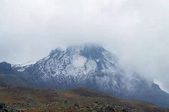 Erciyes'e mevsimin ilk karı yağdı