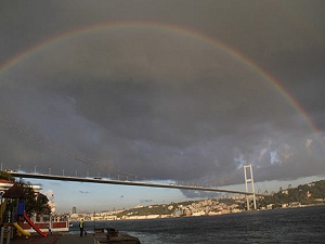 İstanbul boğazında kartpostallık gökkuşağı