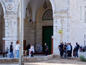 İsrail El-Aksa görevlisini gözaltına aldı