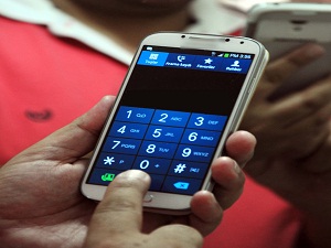 Şehir merkezinde cep telefonlarıyla iletişim..