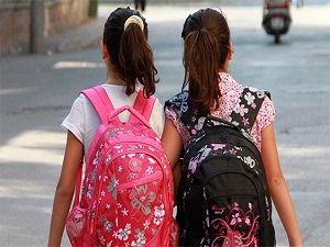 Ağır çantalar sırt ağrısına, duruş bozukluklarına yol açabilir