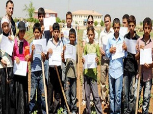 Şanlıurfa'da 110 bin öğrenci okul yerine tarlada