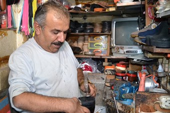 Hiç giyemediği ayakkabıları üretiyor