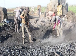 Mangal kömürü üreterek üniversite okuyor