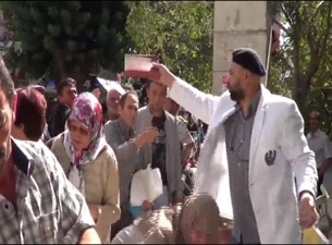 Gömülecek Kur'an-ı Kerimlere sahip çıktılar