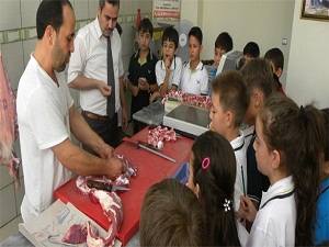 Öğrencilere kasapta uygulamalı Fen dersi