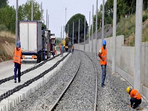 İzmit'in merkezinde hızlı tren mesaisi