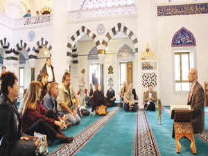Almanlar, açık cami gününde İslam'ı tanıyor