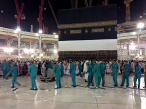 Kabe-i Muazzama'da 24 saat temizlik