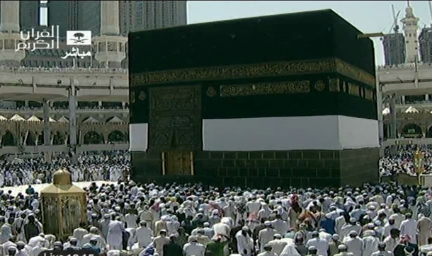 Hacı adayları Cuma namazı için Kâbe'ye akın etti