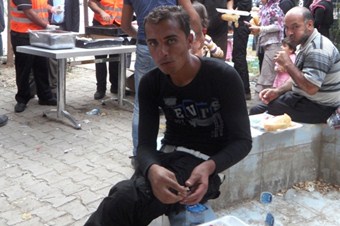 Kimse Yok Mu Cizre'de 100 Suriyeliye yemek dağıttı
