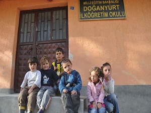 Hakkâri’de öğrenciler öğretmen yolu gözlüyor