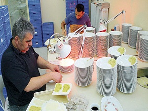 Kalifiye eleman bulamayan 50 şirket, üretimi cezaevine taşıdı